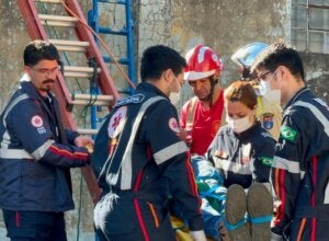 Operário passa mal sobre telhado e é resgatado a cinco metros de altura em Umuarama; vídeo