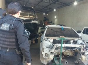 Carro furtado em Curitiba é encontrado desmontado em funilaria de Umuarama