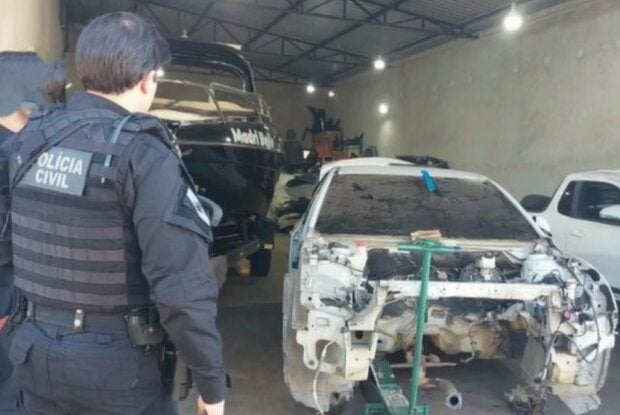 Carro furtado em Curitiba é encontrado desmontado em funilaria de Umuarama