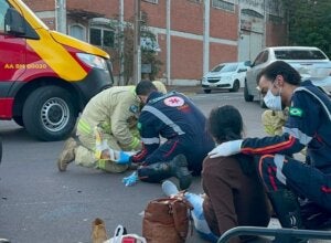 Acidente com casal mobiliza Samu e Corpo de Bombeiros em Umuarama; com vídeo