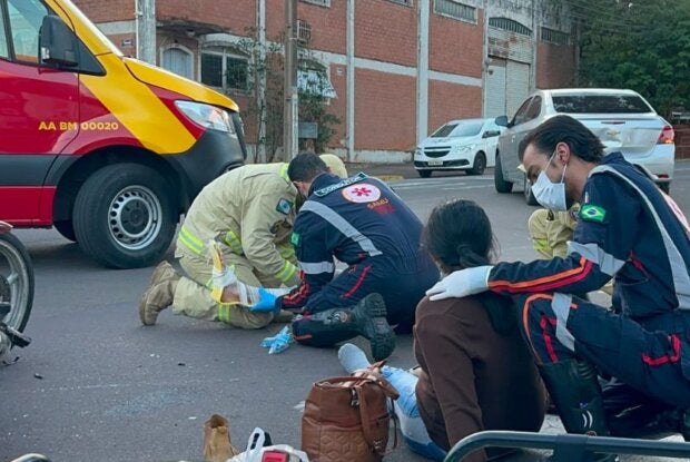 Acidente com casal mobiliza Samu e Corpo de Bombeiros em Umuarama; com vídeo