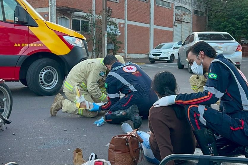 Acidente com casal mobiliza Samu e Corpo de Bombeiros em Umuarama; com vídeo