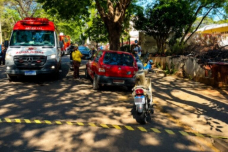 Mãe e filha sofrem fraturas após muro desabar enquanto tentavam pegar flor no Paraná