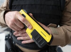 Homem é contido com uso de Taser após invadir casas e fugir de hospital em Icaraíma