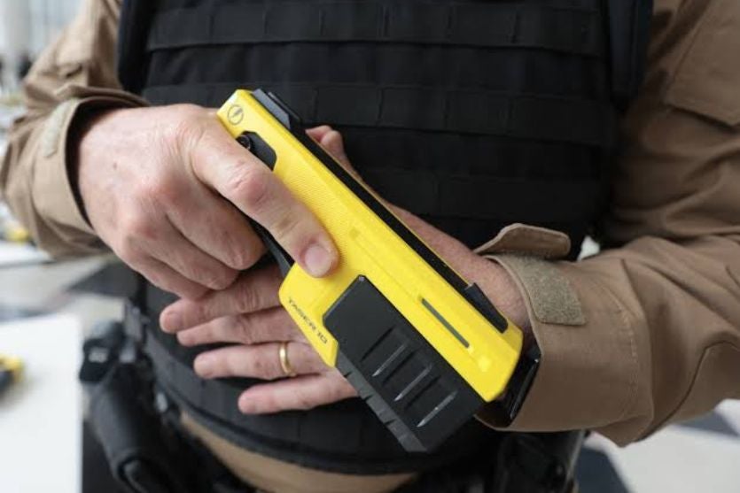 Homem é contido com uso de Taser após invadir casas e fugir de hospital em Icaraíma