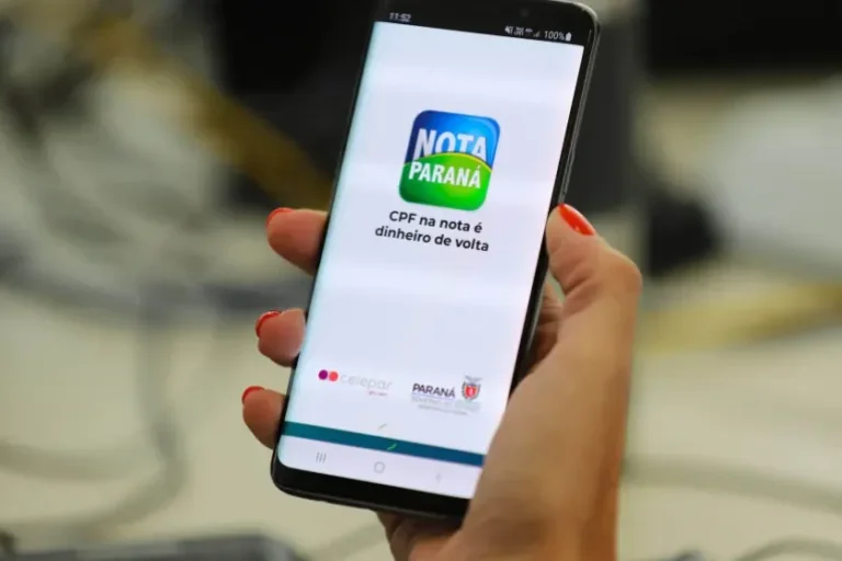 Mão segurando celular com menu do Nota Paraná.