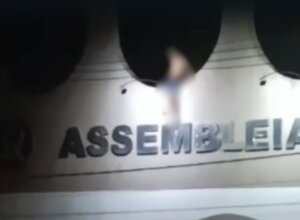Homem em telhado de igreja em Cruzeiro do Oeste.