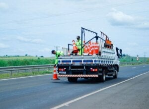 Caminhão durante obras de reparo da EPR.