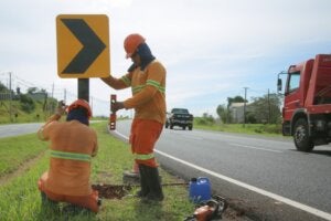 Serviços de manutenção na PR-323 em Umuarama.