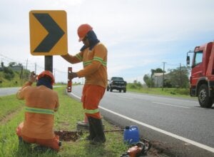 Serviços de manutenção na PR-323 em Umuarama.