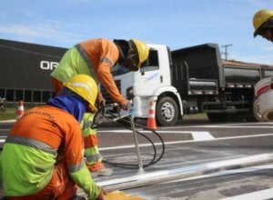 Serviços de manutenção na PR-323 pela EPR.