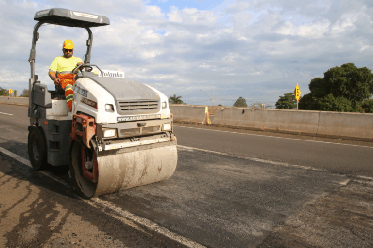 Rolo compressor durante obras em rodovias na região Noroeste.