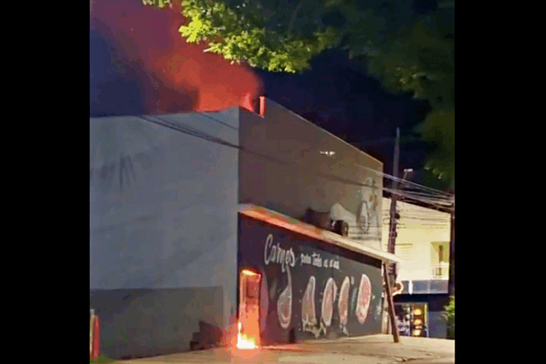 Incêndio em açougue mobiliza o Corpo de Bombeiros na noite desta sexta em Umuarama