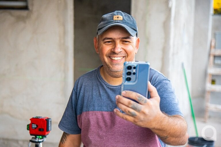 Pedreiro azulejista de Umuarama vira ‘influencer’ e conquista grandes marcas