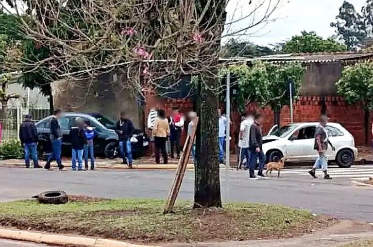 Iporã: Após colisão, condutor ameaça pedestre com faca, abandona carro e foge