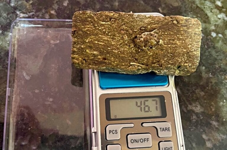 Homem é preso com maconha após tentar esconder droga durante abordagem em Iporã