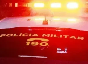 Jovem perde o controle do carro e derruba poste no Centro de Alto Piquiri
