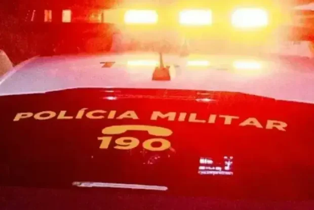 Jovem perde o controle do carro e derruba poste no Centro de Alto Piquiri