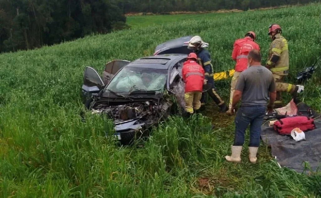 Mulher morre e filha de 5 anos fica gravemente ferida em colisão frontal no Paraná