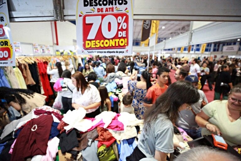 Multidão de consumidores aproveita o primeiro dia de compras no Mega Outlet Umuarama