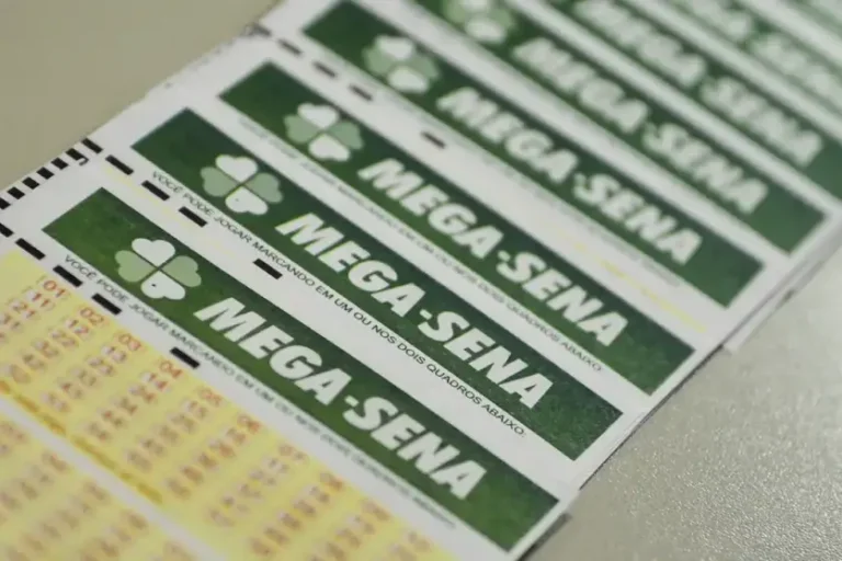 Bilhetes da Mega-Sena enfileirados.