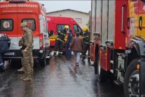 Equipes de socorro durante atendimento a explosão em Chapecó.