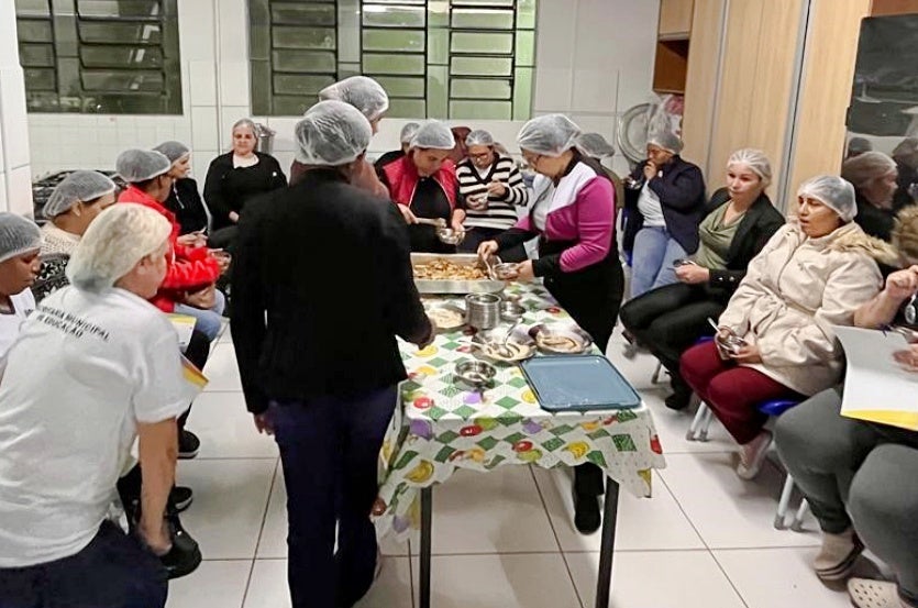 Merendeiras de Umuarama aprendem a preparar farofas gostosas e nutritivas