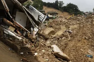 Cenário de destruição deixado por temporal.