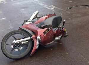 Motociclista fica ferido após colisão entre Biz e SVU na Zona I de Umuarama