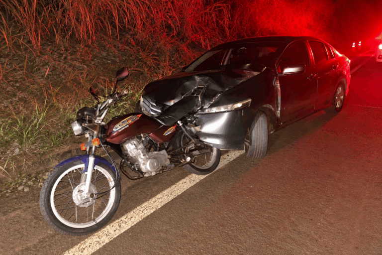 Motorista é preso por embriaguez após colisão traseira com motocicleta na PR-490