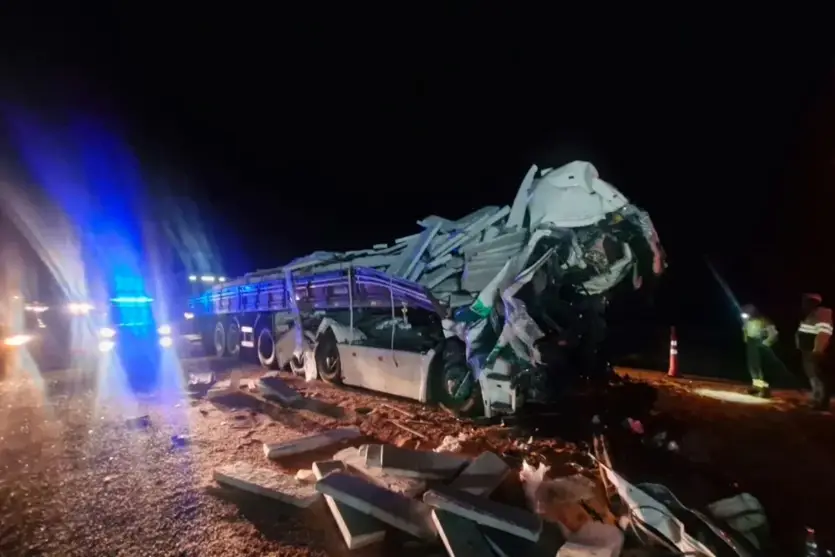 Motorista morre após carga de concreto invadir cabine em acidente entre carretas na BR-050