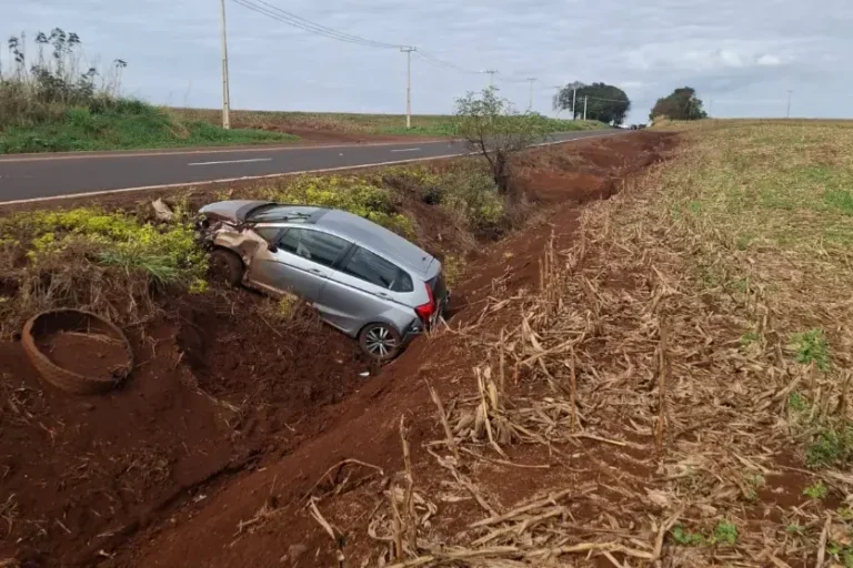 Motorista perde o controle de Honda Fit e sai da pista na PR 486