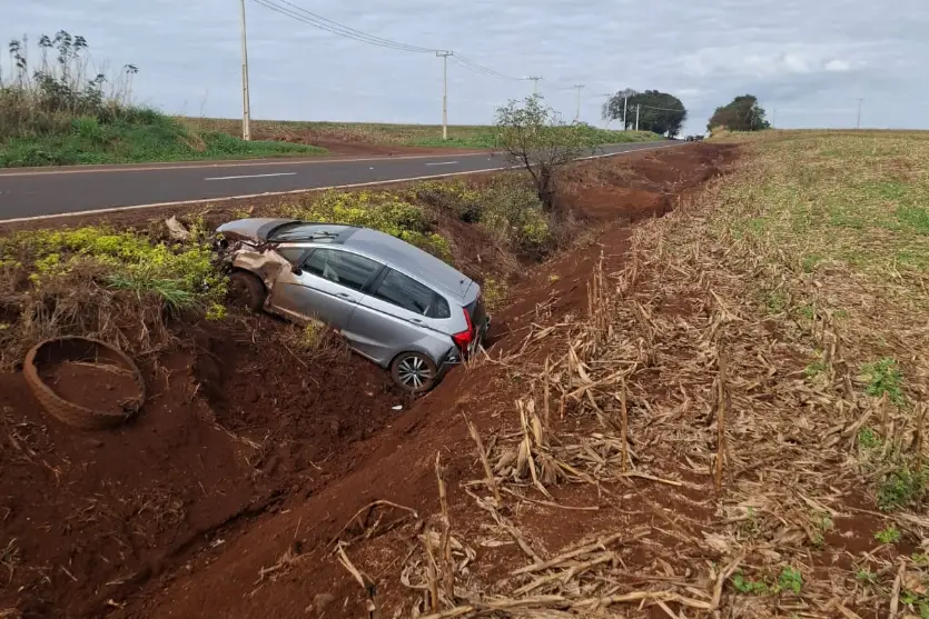 Motorista perde o controle de Honda Fit e sai da pista na PR 486