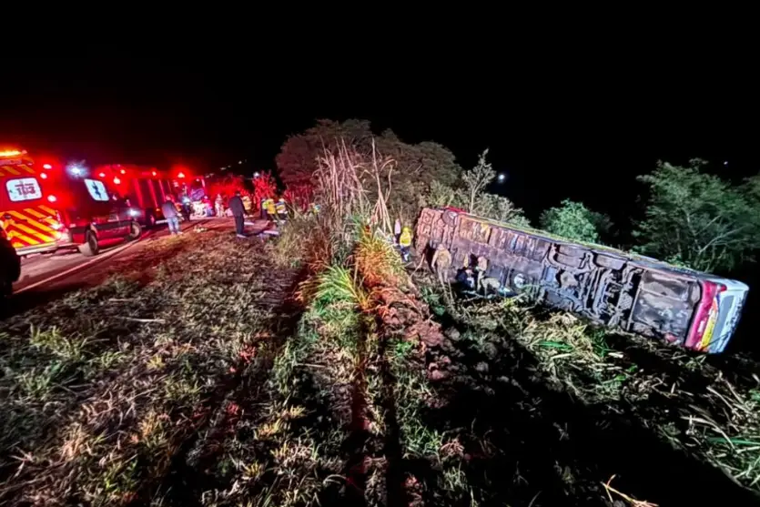 Ônibus de grupo de dança tomba em SC após festival em Gramado e deixa três mortos