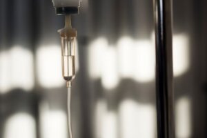 Soro fisiológico sendo administrado em equipamento intravenoso.