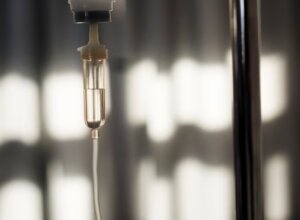 Soro fisiológico sendo administrado em equipamento intravenoso.