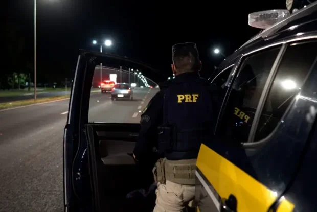 Assalto a ônibus termina com fuga de criminosos após cerco policial no Paraná