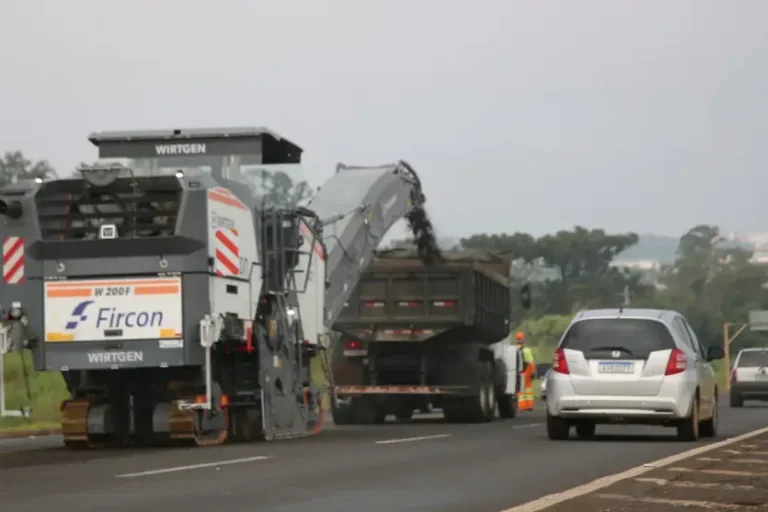 Obras na PR-323 e BR-272 alteram o trânsito nesta terça-feira; veja os trechos afetados