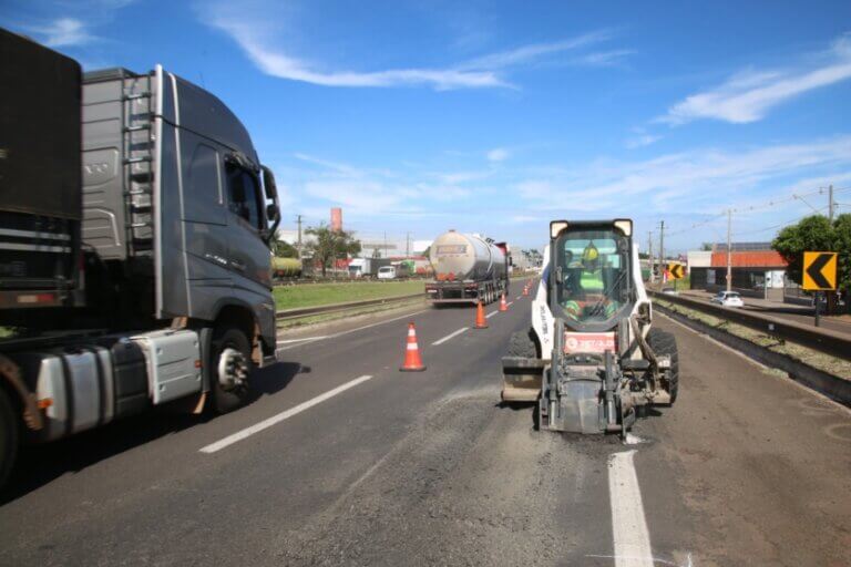 Veículo e trabalhador durante obras na PR-323.