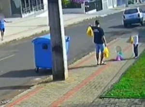 Vídeo mostra pai chutando rosto da filha de 3 anos; polícia procura o autor