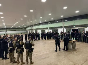 Polícia Civil prende 20 suspeitos de integrar grupo ligado ao tráfico e comércio de armas