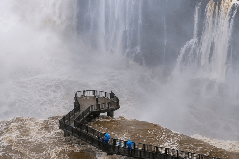 Passarela das Cataratas do Iguaçu é reaberta após redução da vazão do rio; com vídeo