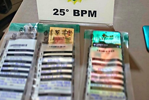 PM flagra adolescente vendendo maconha para usuário no centro de Pérola
