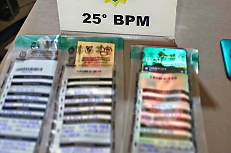 PM flagra adolescente vendendo maconha para usuário no centro de Pérola