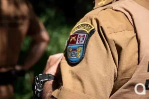 Policial militar durante atendimento de ocorrência.