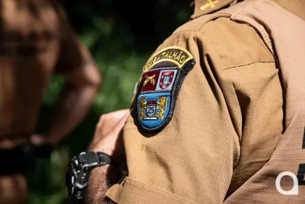 Policial militar durante atendimento de ocorrência.