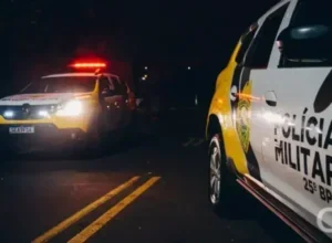 Duas viaturas da PM.