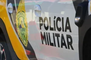 Brasão da PMPR em uma viatura.
