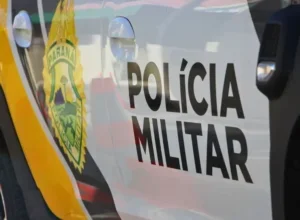 Brasão da PMPR em uma viatura.
