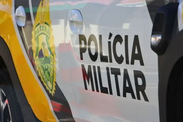 Brasão da PMPR em uma viatura.